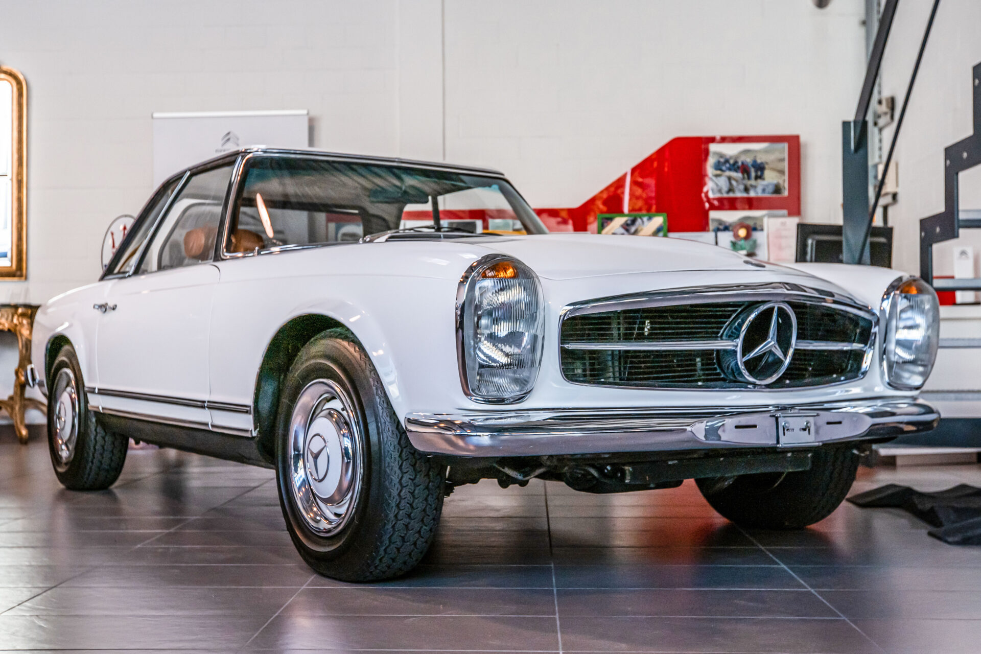 Mercedes-Benz 230 SL Pagode, weiss, im Showroom