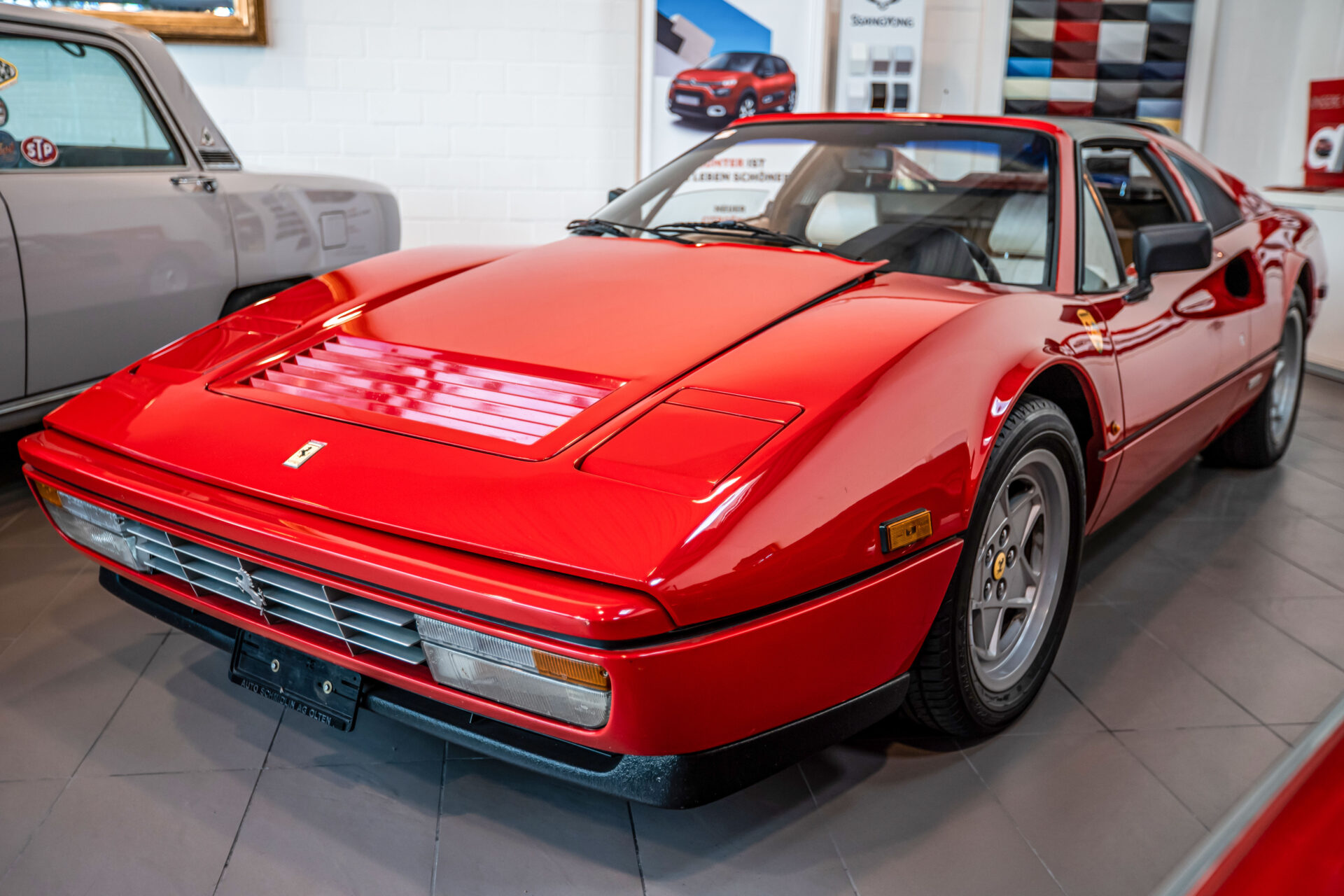 Ferrari Mondial 3.2 in Rot, Frontansicht im Showroom
