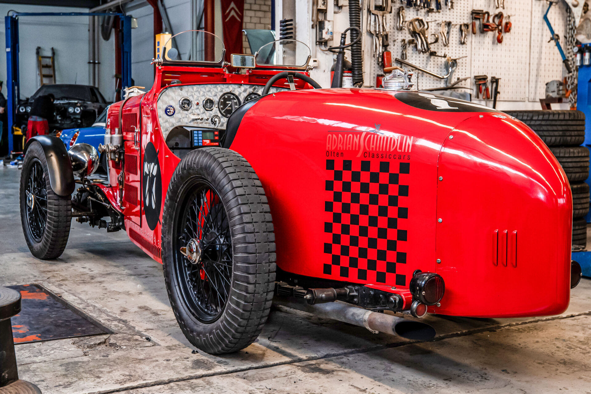Heck eines roten Oldtimer-Rennwagens mit Startnummer