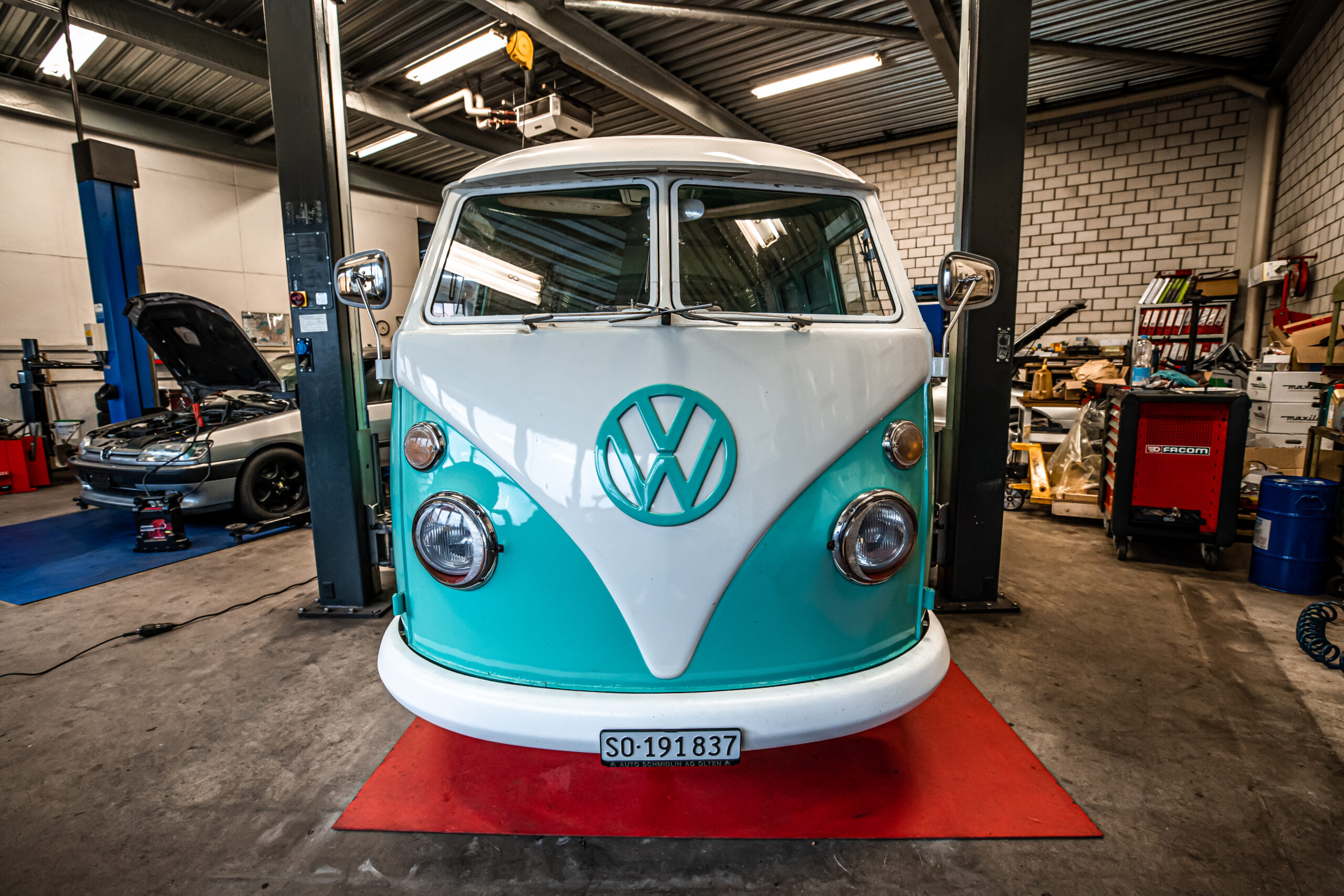 VW T1 Bus auf der Hebebühne in der Werkstatt
