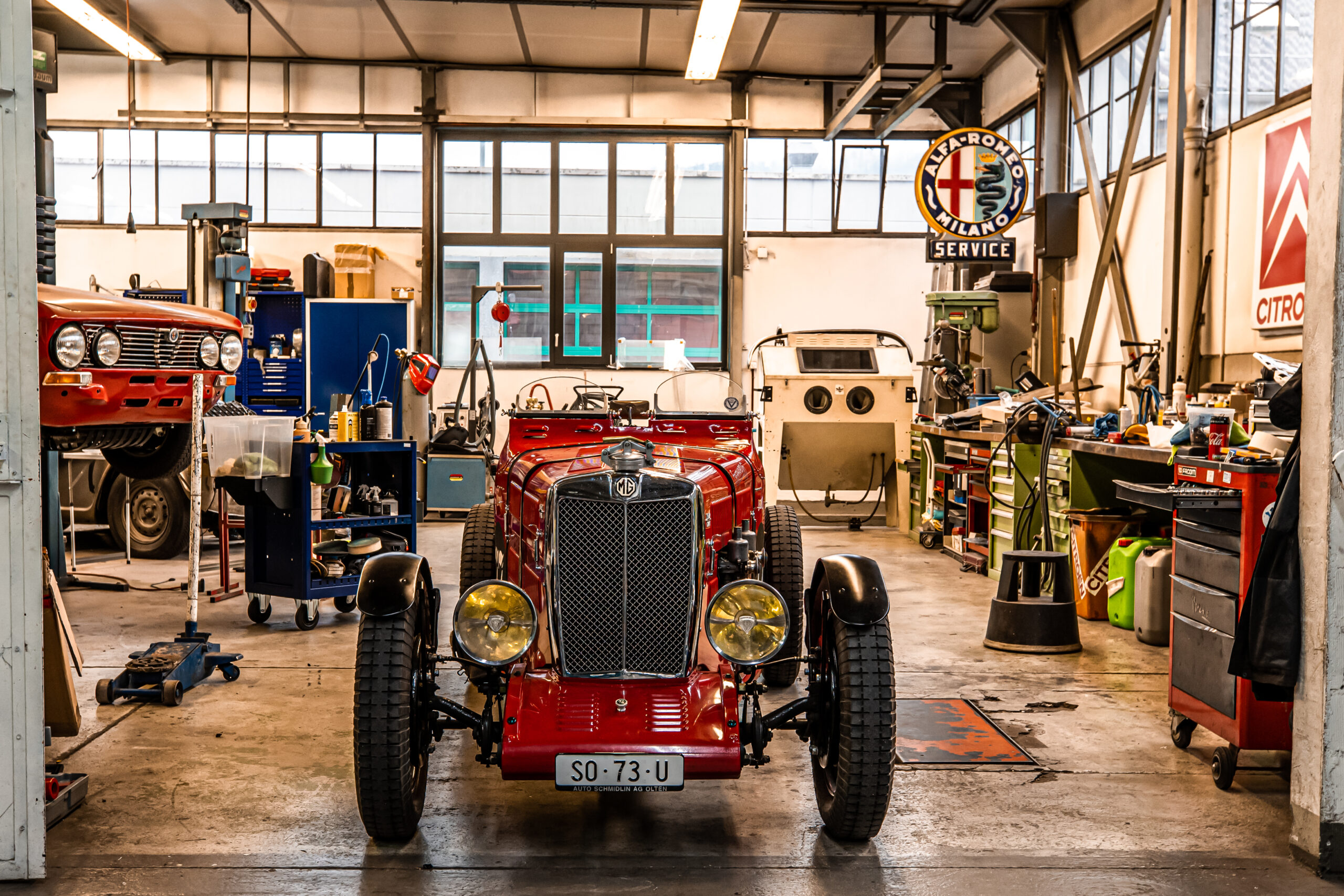 Roter Oldtimer-Rennwagen in der Werkstatt von Auto Schmidlin in Olten