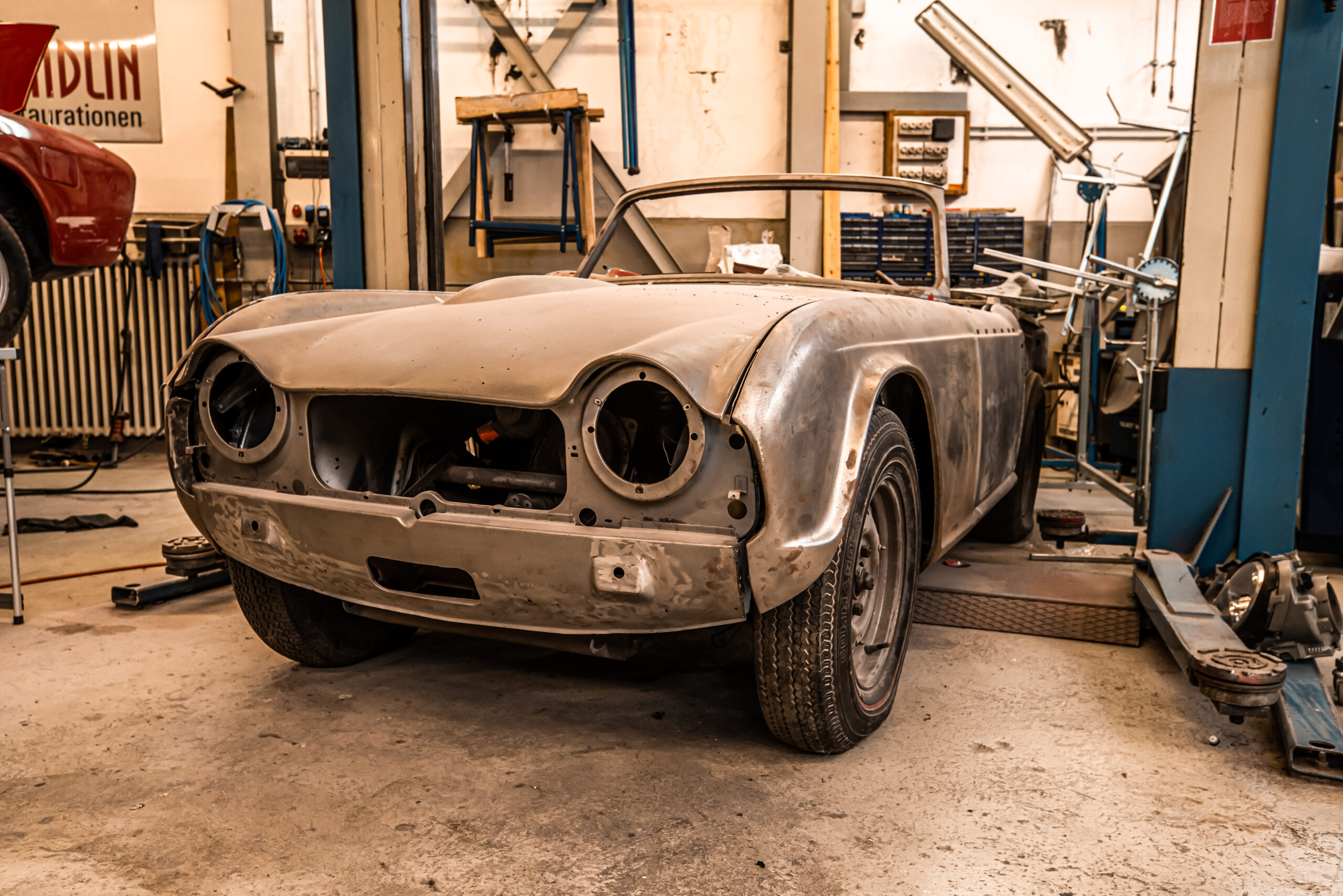 Rohbau eines Oldtimers in der Werkstatt, Karosserie in nacktem Blech